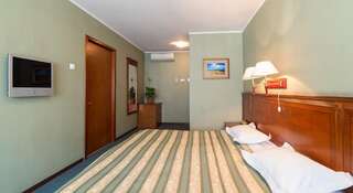 Гостиница Славянская Владивосток Улучшенный двухместный номер с 1 кроватью-4